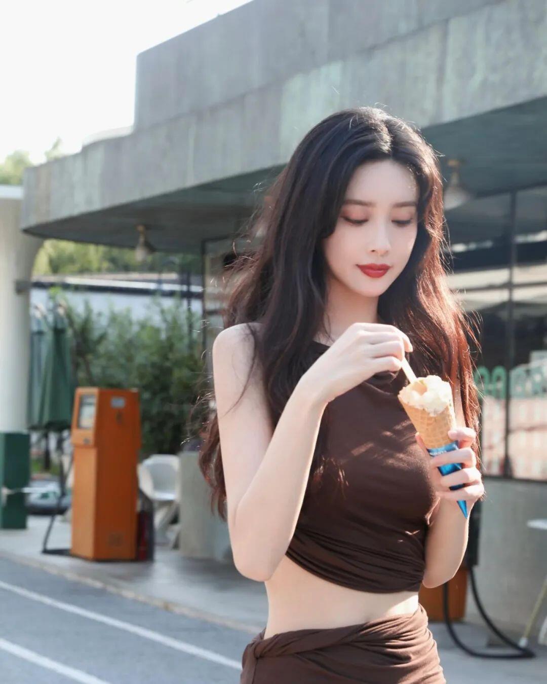 又纯又欲！绝对极品！95年嫩模，黑色肚兜真美