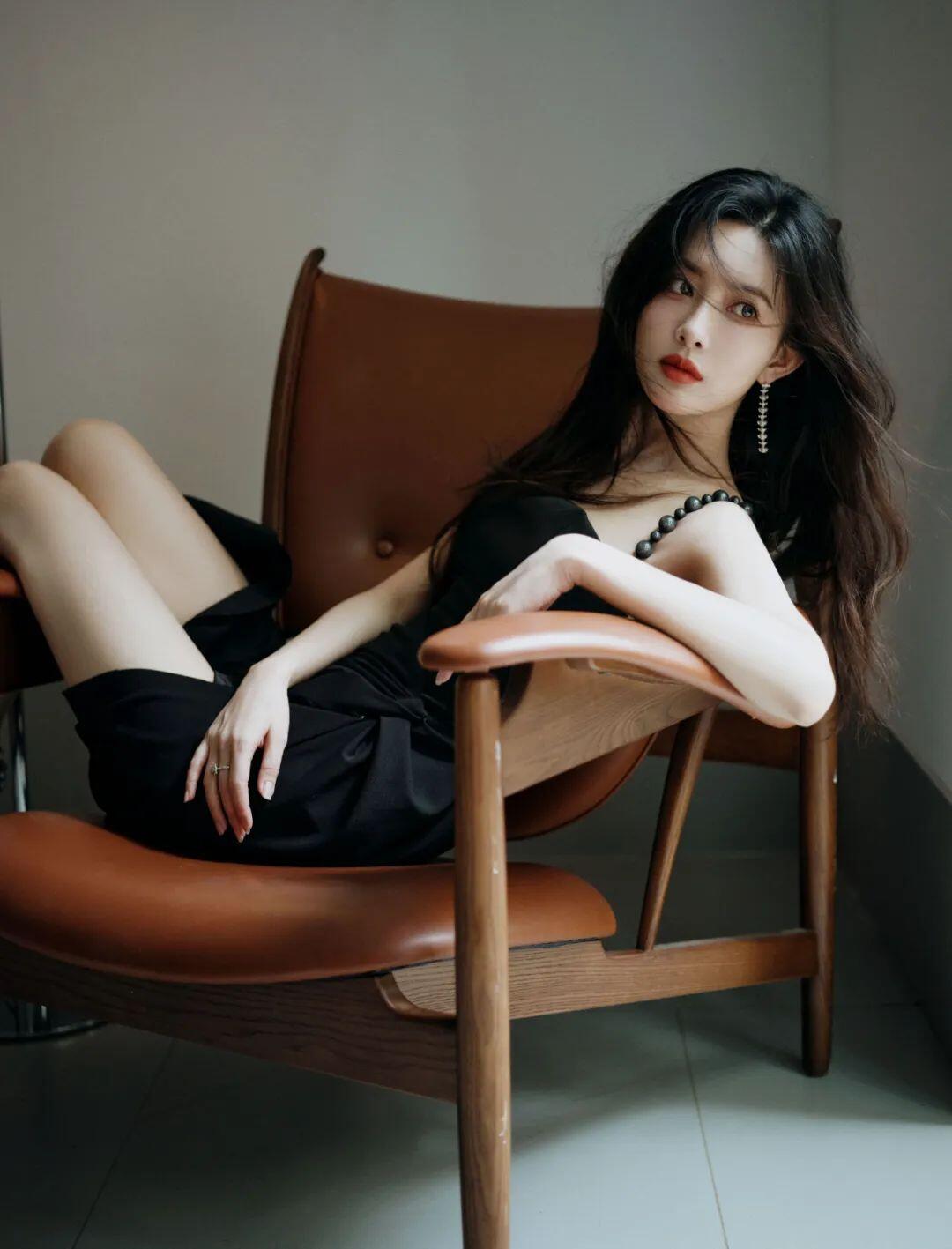 又纯又欲！绝对极品！95年嫩模，黑色肚兜真美