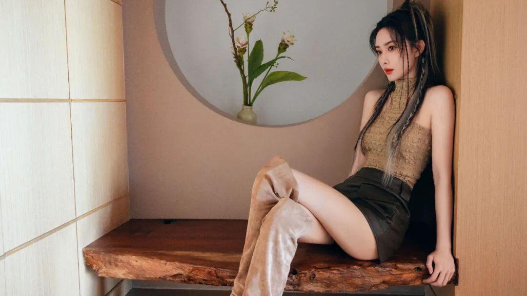 又纯又欲！绝对极品！95年嫩模，黑色肚兜真美