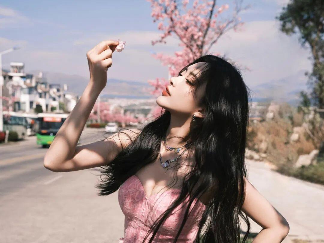 又纯又欲！绝对极品！95年嫩模，黑色肚兜真美