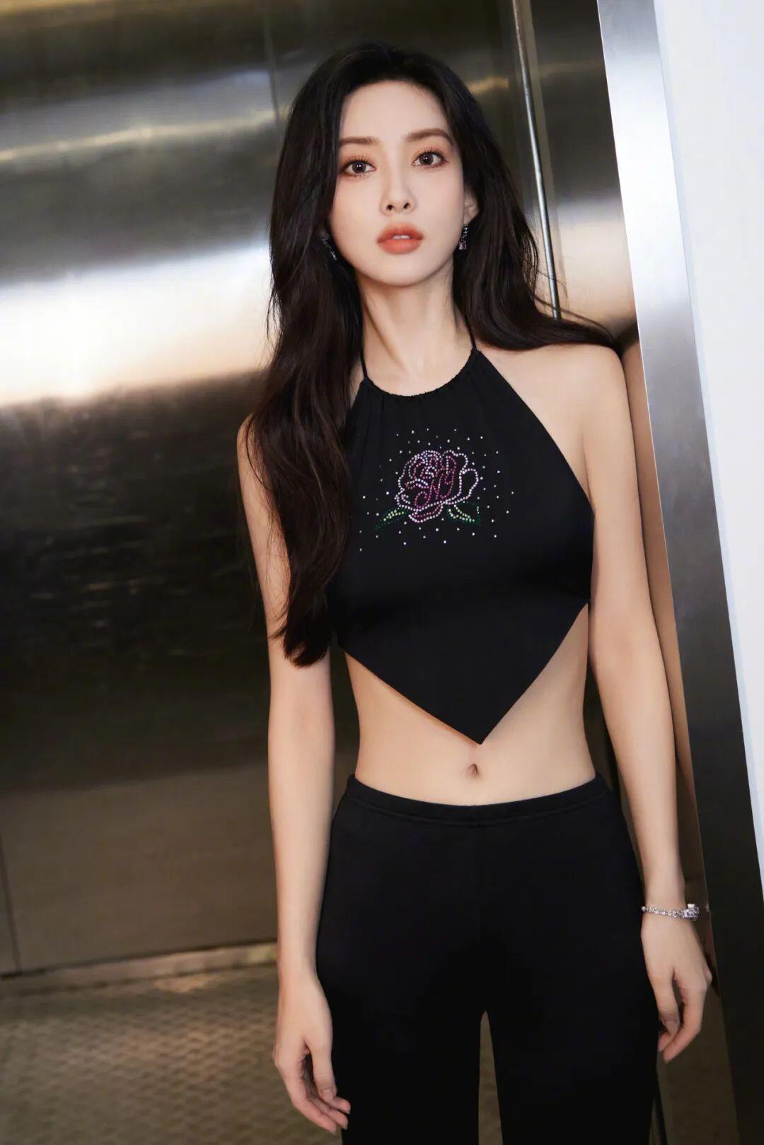 又纯又欲！绝对极品！95年嫩模，黑色肚兜真美