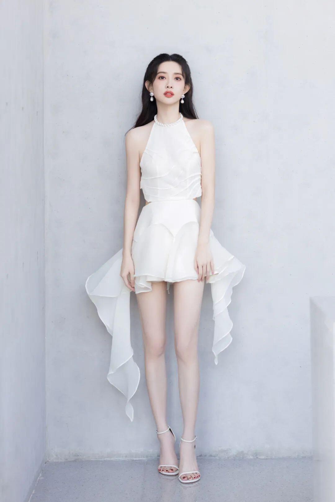 又纯又欲！绝对极品！95年嫩模，黑色肚兜真美