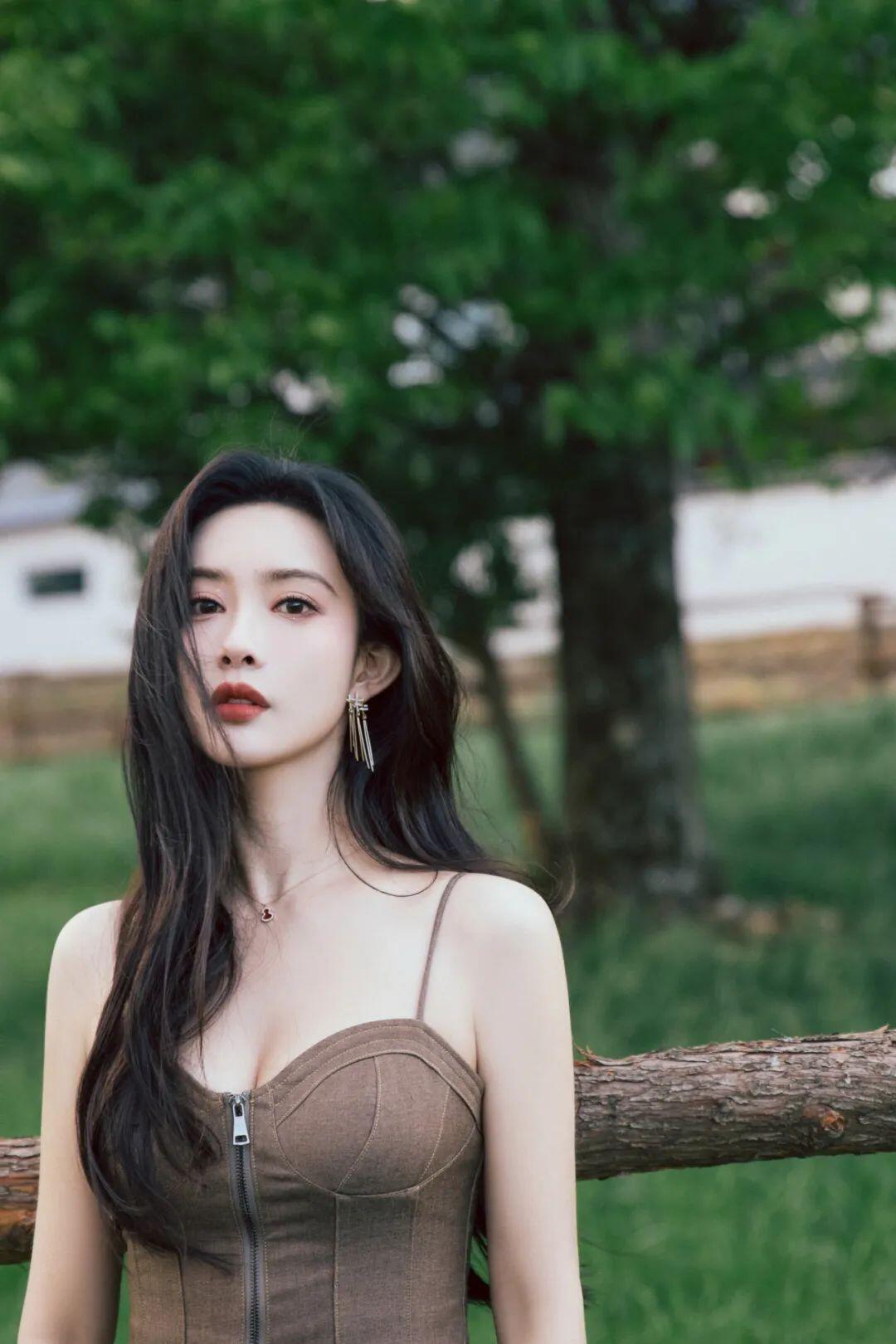 又纯又欲！绝对极品！95年嫩模，黑色肚兜真美