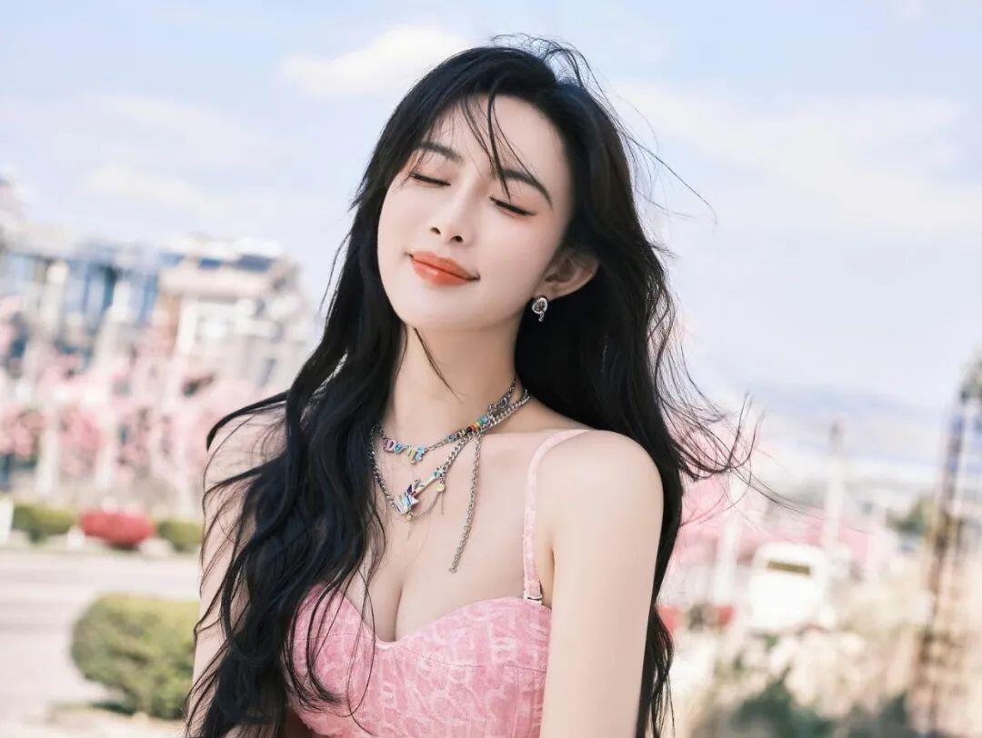 又纯又欲！绝对极品！95年嫩模，黑色肚兜真美