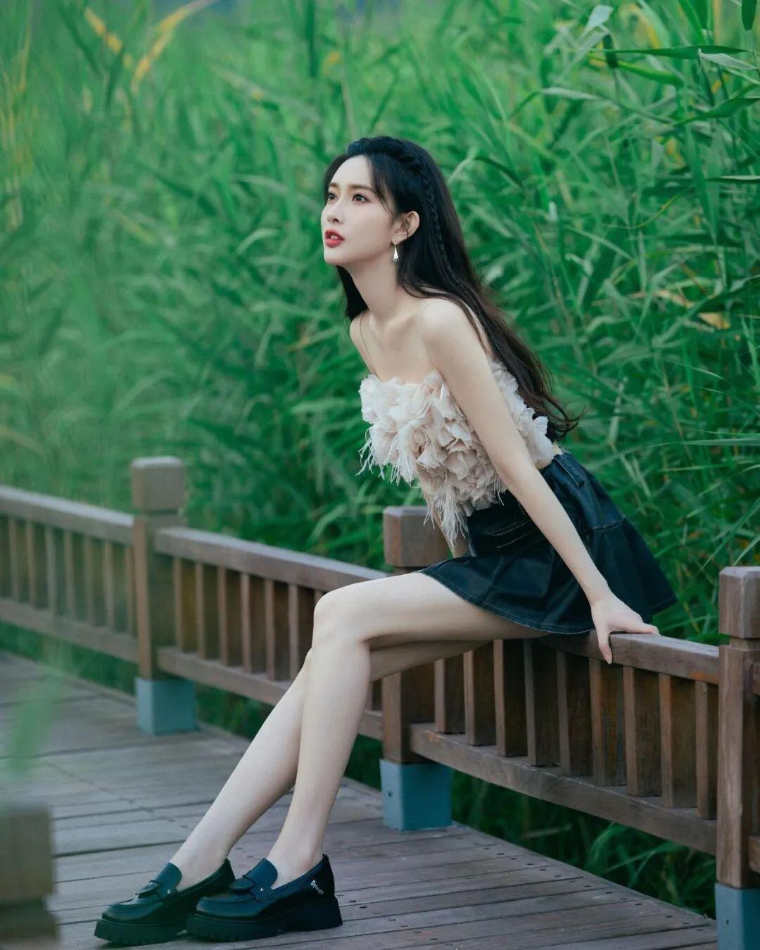 又纯又欲！绝对极品！95年嫩模，黑色肚兜真美