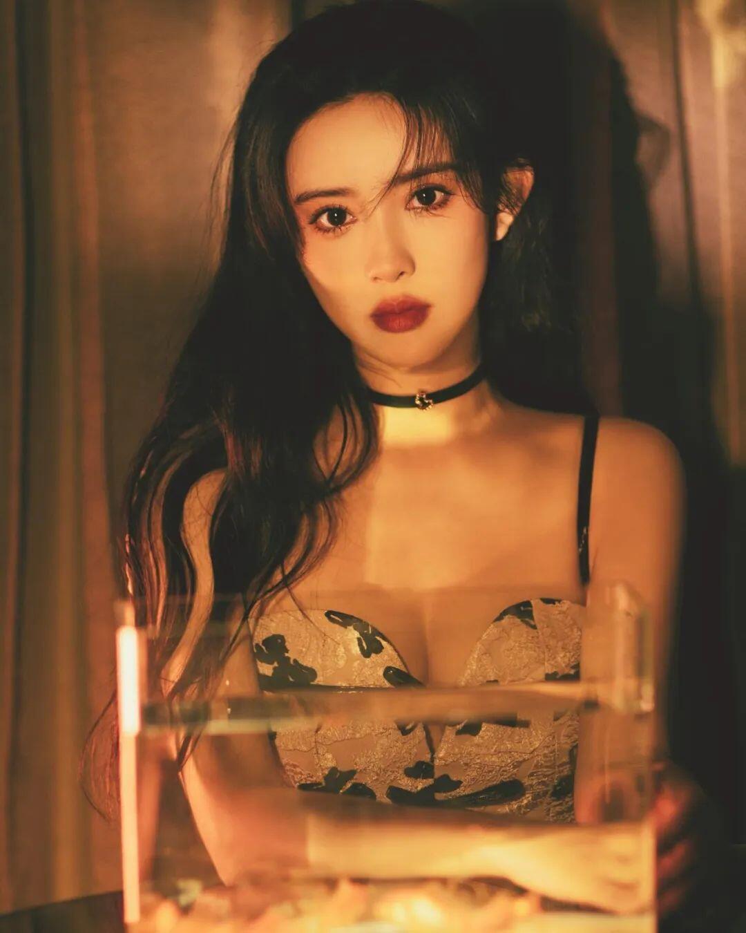 又纯又欲！绝对极品！95年嫩模，黑色肚兜真美