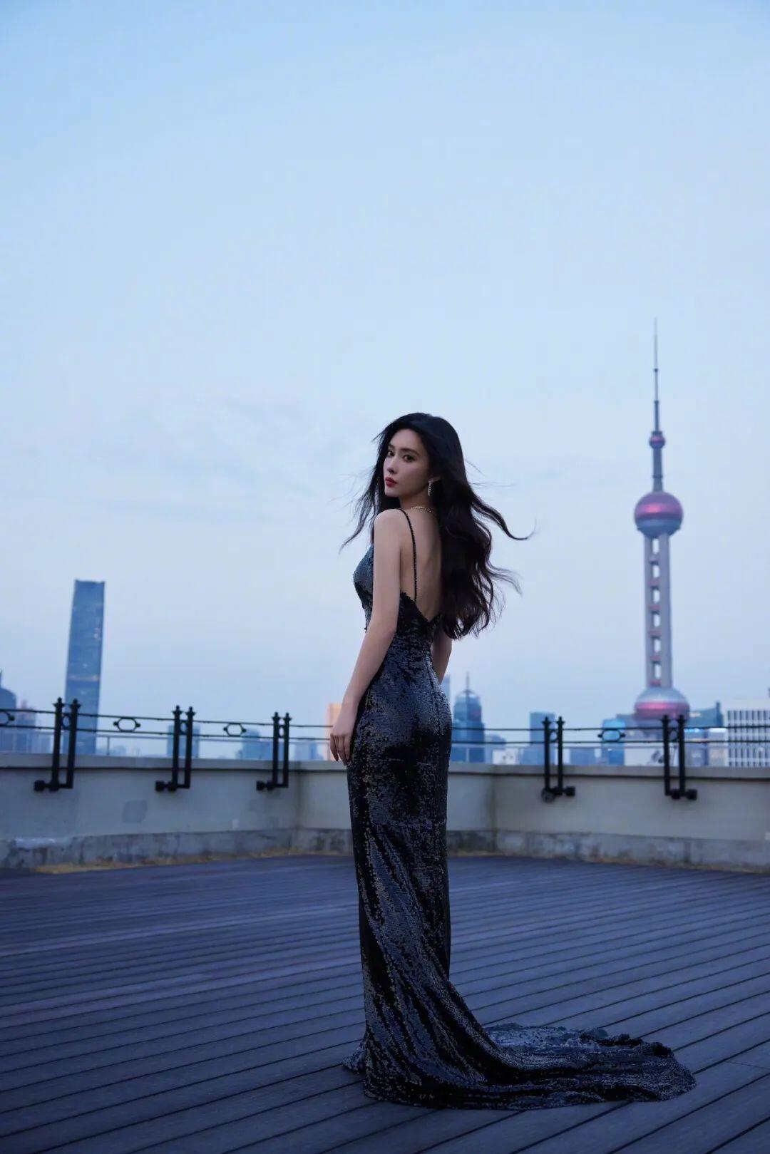 又纯又欲！绝对极品！95年嫩模，黑色肚兜真美