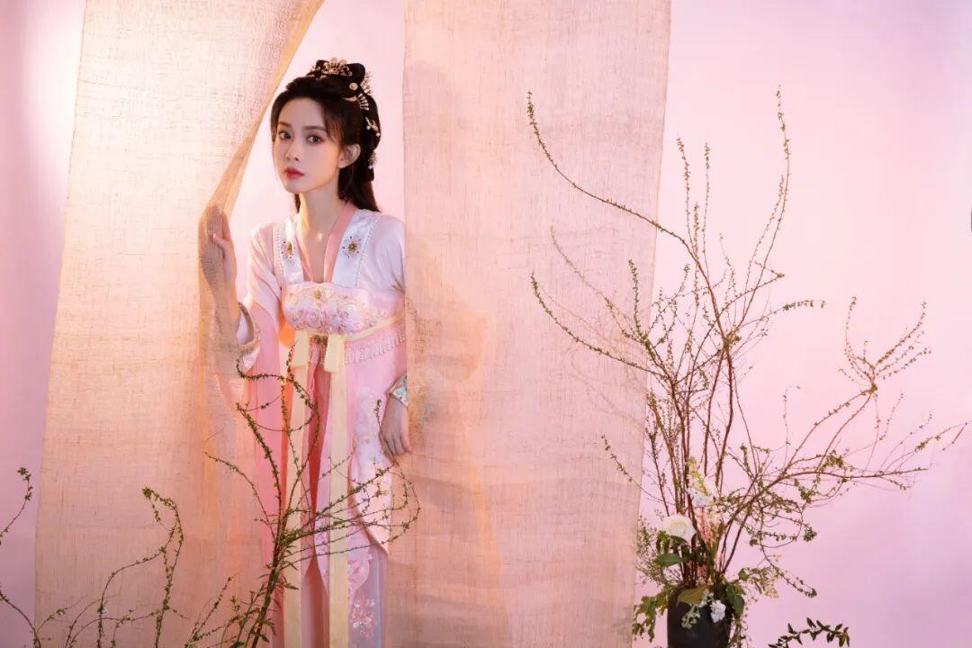 又纯又欲！绝对极品！95年嫩模，黑色肚兜真美