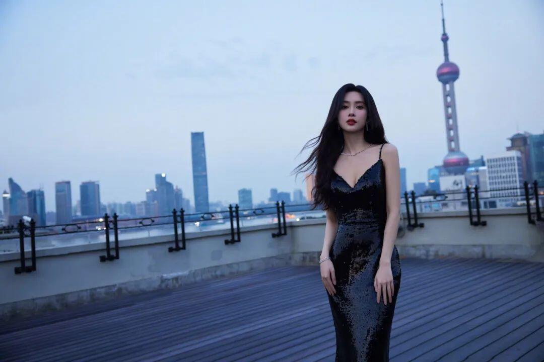 又纯又欲！绝对极品！95年嫩模，黑色肚兜真美