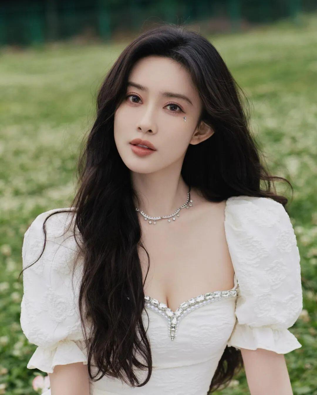 又纯又欲！绝对极品！95年嫩模，黑色肚兜真美