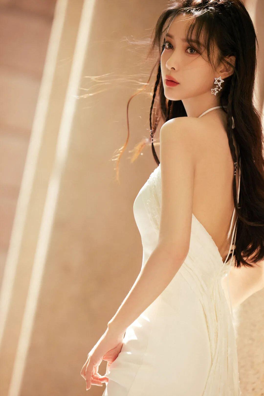 又纯又欲！绝对极品！95年嫩模，黑色肚兜真美