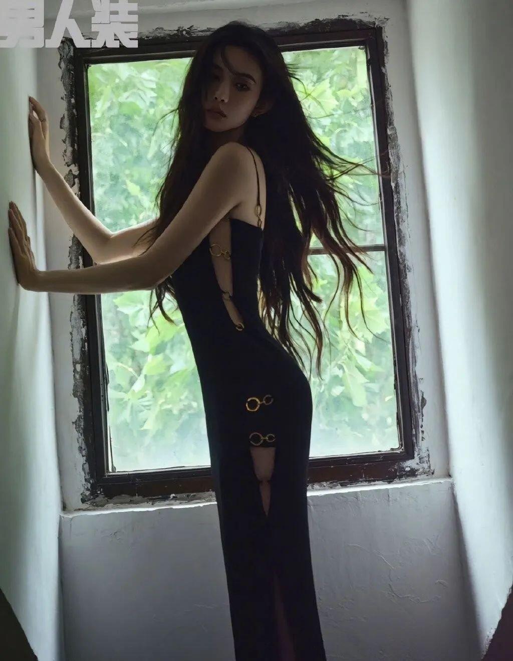 又纯又欲！绝对极品！95年嫩模，黑色肚兜真美