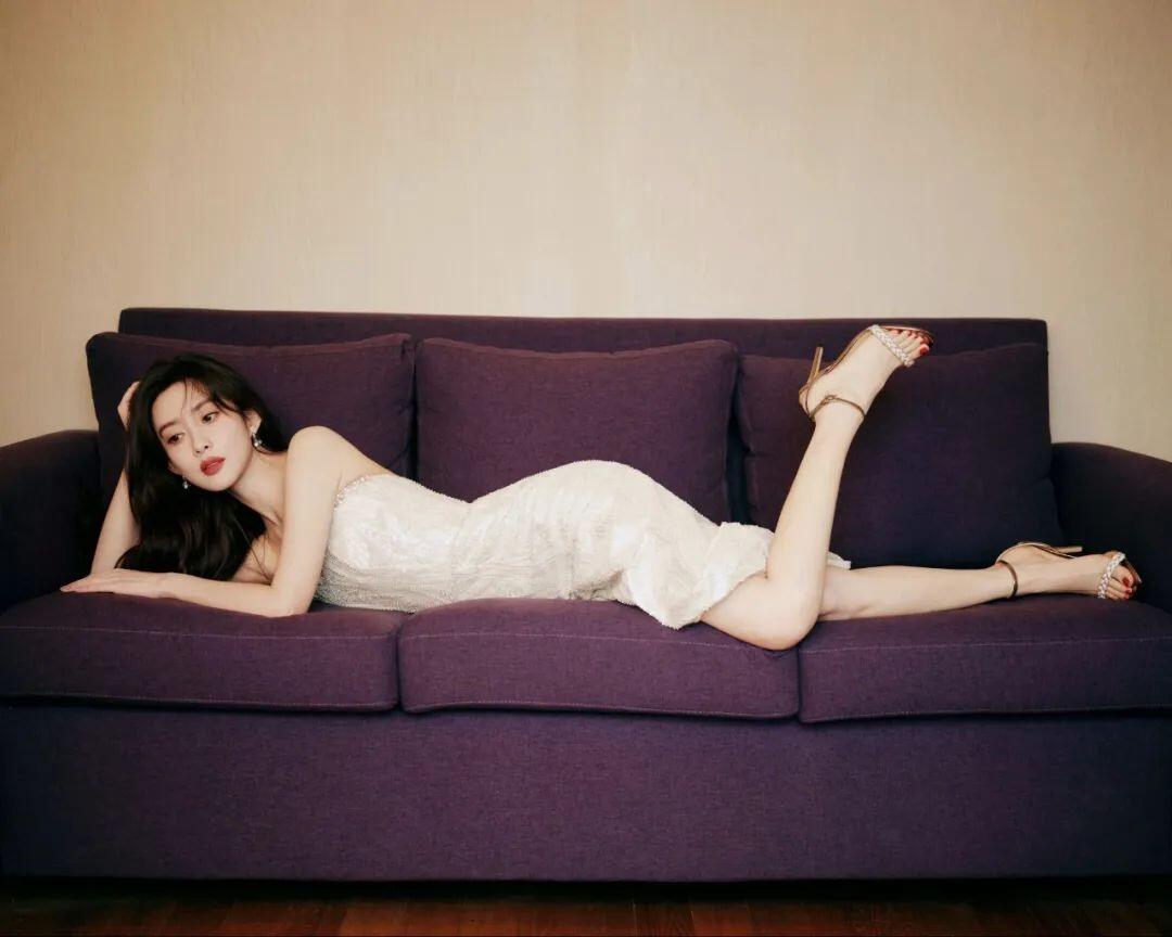 又纯又欲！绝对极品！95年嫩模，黑色肚兜真美