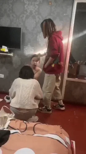 【门事件】霸凌几时休❤️精神小妹霸凌，疯狂扇耳光，脱光光用酒瓶插逼！
