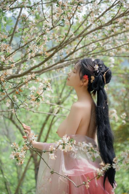 胸模「年年」海棠仙唯美汉服 王爷府的千金大小姐 完美比率酥乳 脱俗气质哺育天下