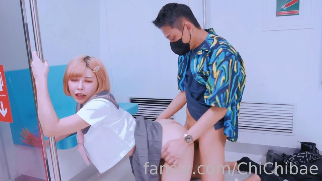 淫语性瘾百变COSER女神【ChiChibae】剧情，同闺蜜乘坐地铁，遇到电车痴汉，被无情进入