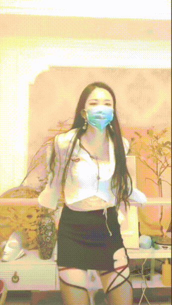 稀有玩法，穿着牛仔裤户外喷尿✅直播间上演喷泉，为什么她这么浪还这么多淫水！表面女神私下是喷水小淫娃！