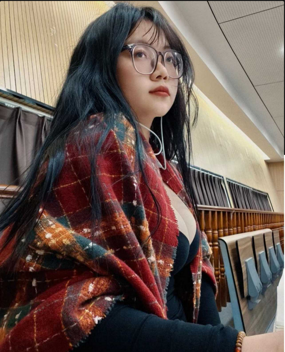 青海师范大学母狗李娇娇，极品眼镜巨乳母狗，喜欢露出 可以在宿舍后入她！是任人蹂躏的婊子