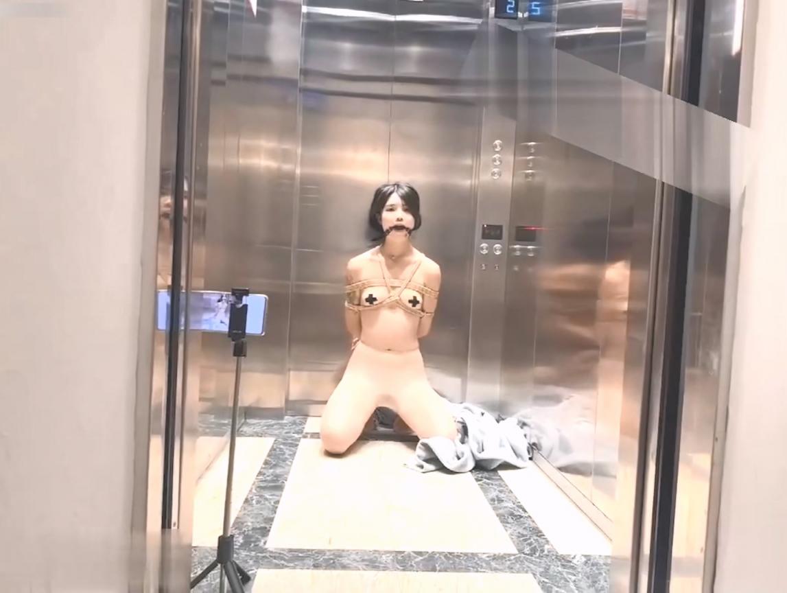 电梯里的KS训练和马路旁露台调教！激发高颜值极品超嫩萝莉M属性，后入中出绝叫高潮