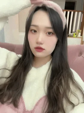 极品反差婊❤️漂亮大学生美眉被金主包养，金主找来朋友一起3P，前后夹击吞吊与艹逼兼具！