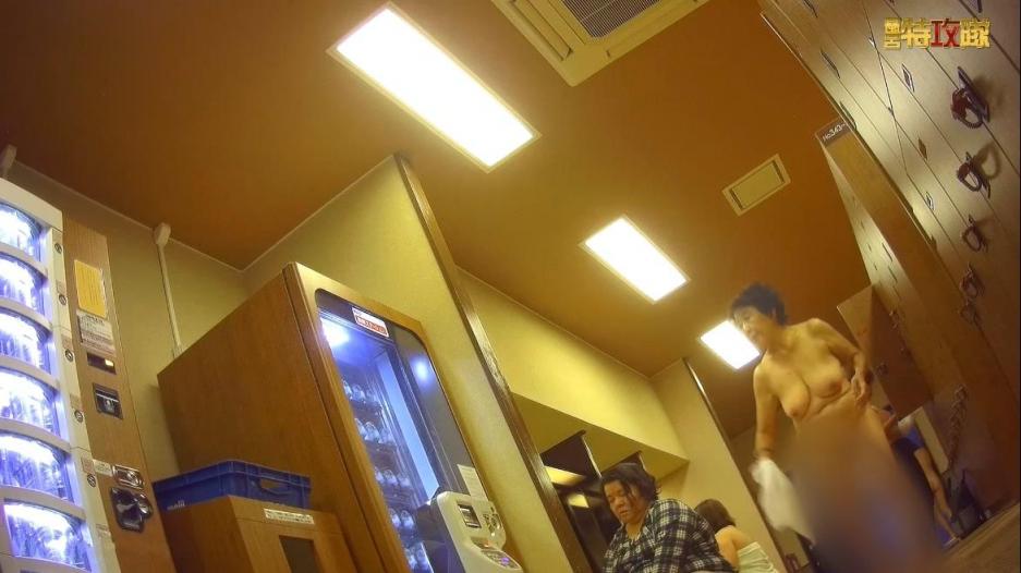 【贵在真实】，温泉洗浴酒店女士间内部春光，多个年龄段的女性，一丝不挂活动，太养眼了