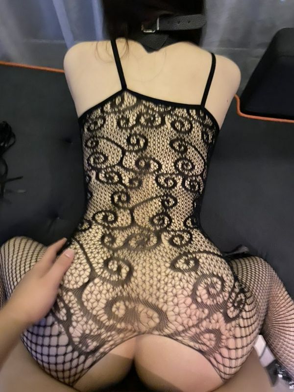 带着骚母狗吃完饭去开房调教操她不满足，再找一单男继续开房调教怒插才满足