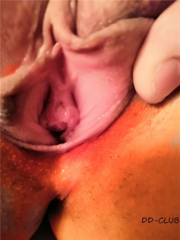 还是那个吃土小姐姐还是那个E杯胸不同的是这次有腿照