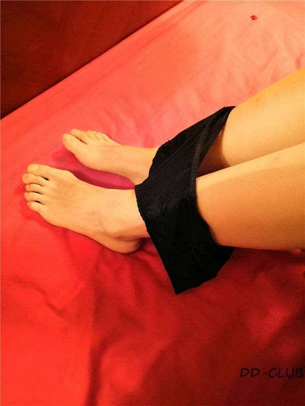 还是那个吃土小姐姐还是那个E杯胸不同的是这次有腿照