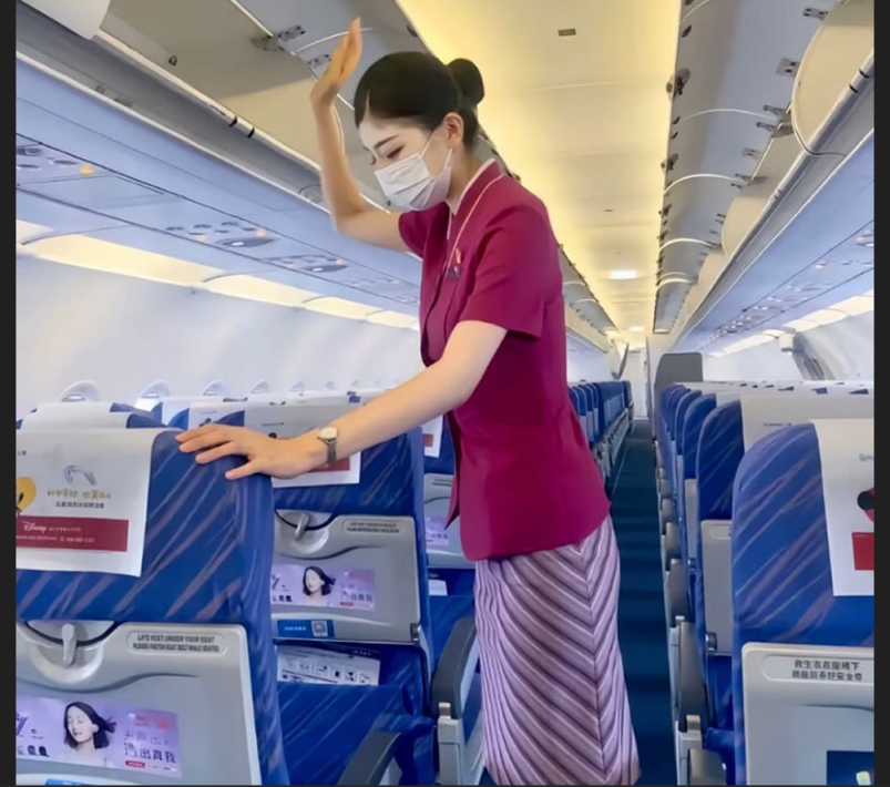 南航空姐 朵小姐的碎碎念 飞机上大胆露出 被金主后入爆操！骚母狗内裤不穿 开裆丝袜真是太骚了