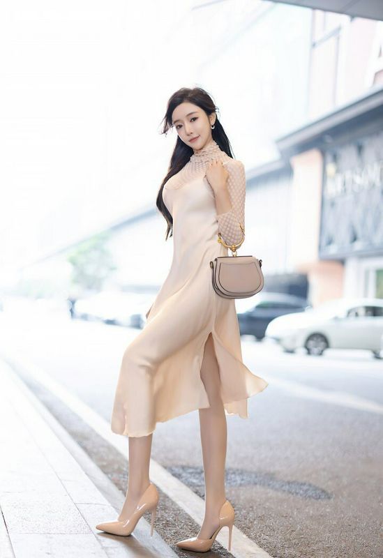 王馨瑶YANNI肉丝长裙身材火辣