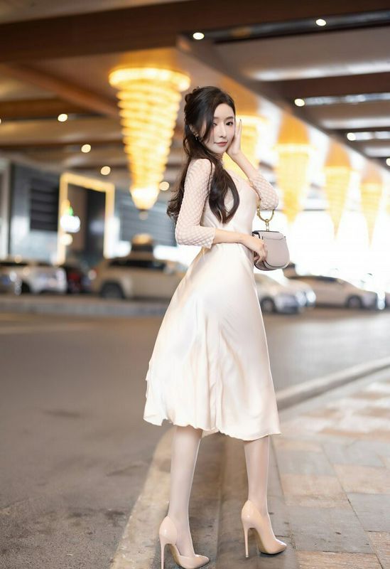 王馨瑶YANNI肉丝长裙身材火辣