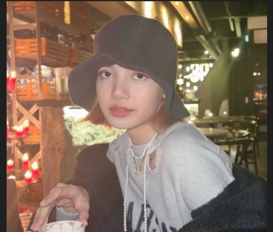 韩国女星Lisa热舞失控？演唱会炸裂画面曝光引发轰动！热舞环节大放“电臀”绝技，让现场观众瞬间沸腾
