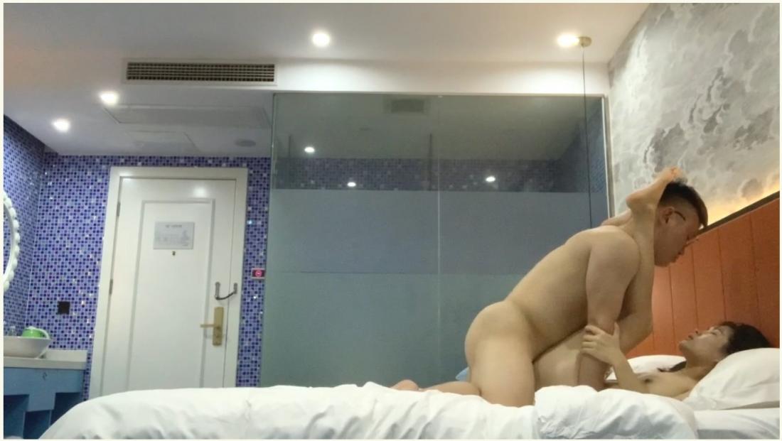 现场真实版渣男偸情年轻活泼小姨子，循序渐进从脱衣到啪啪细节露脸全过程，很有带入感非常激情，附聊天记录