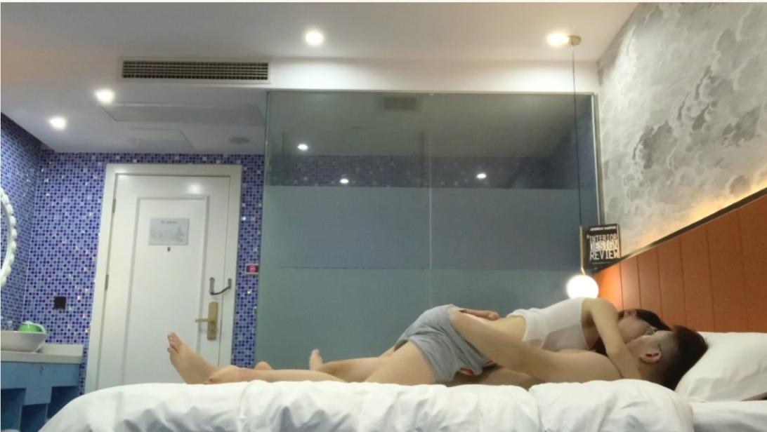 现场真实版渣男偸情年轻活泼小姨子，循序渐进从脱衣到啪啪细节露脸全过程，很有带入感非常激情，附聊天记录