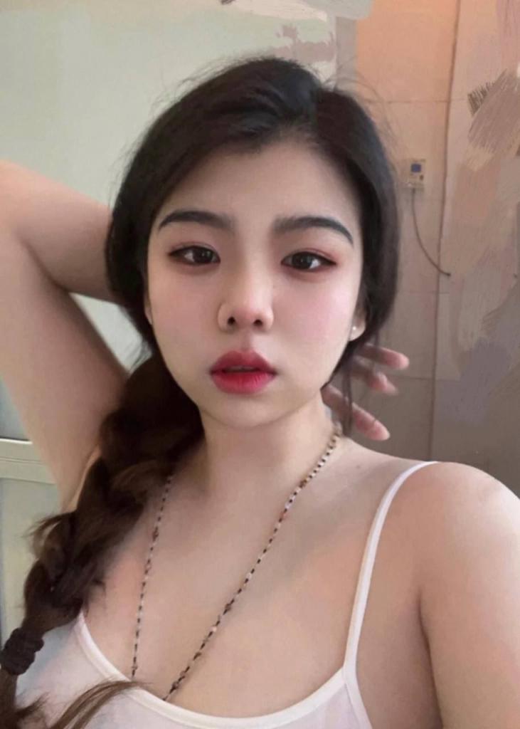 华南农业女大学生被包养 骚穴又嫩又肥，插着真舒服 口活也特别好 跪着给我舔鸡巴