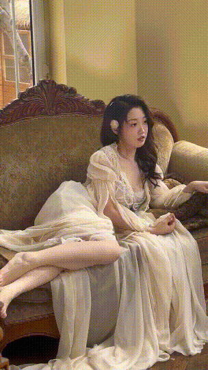 京城小姐姐，职业小护士，平时喜欢撸铁，分手后大量不雅视图被前男友曝光