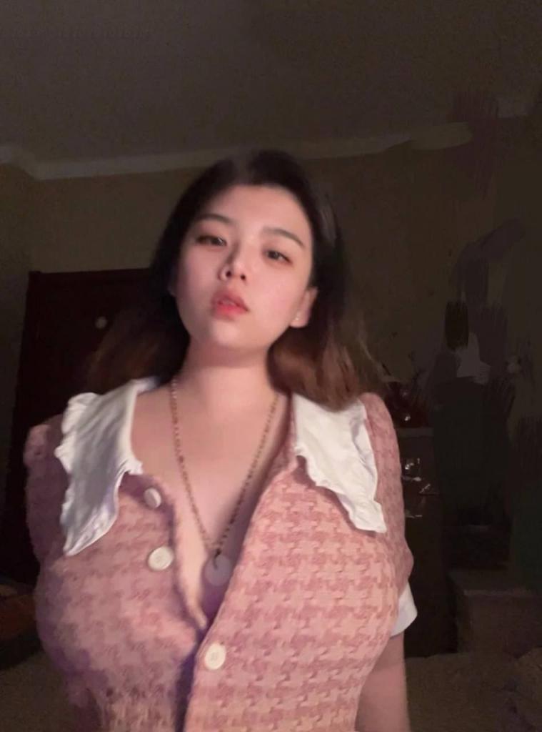 华南农业女大学生被包养 骚穴又嫩又肥，插着真舒服 口活也特别好 跪着给我舔鸡巴