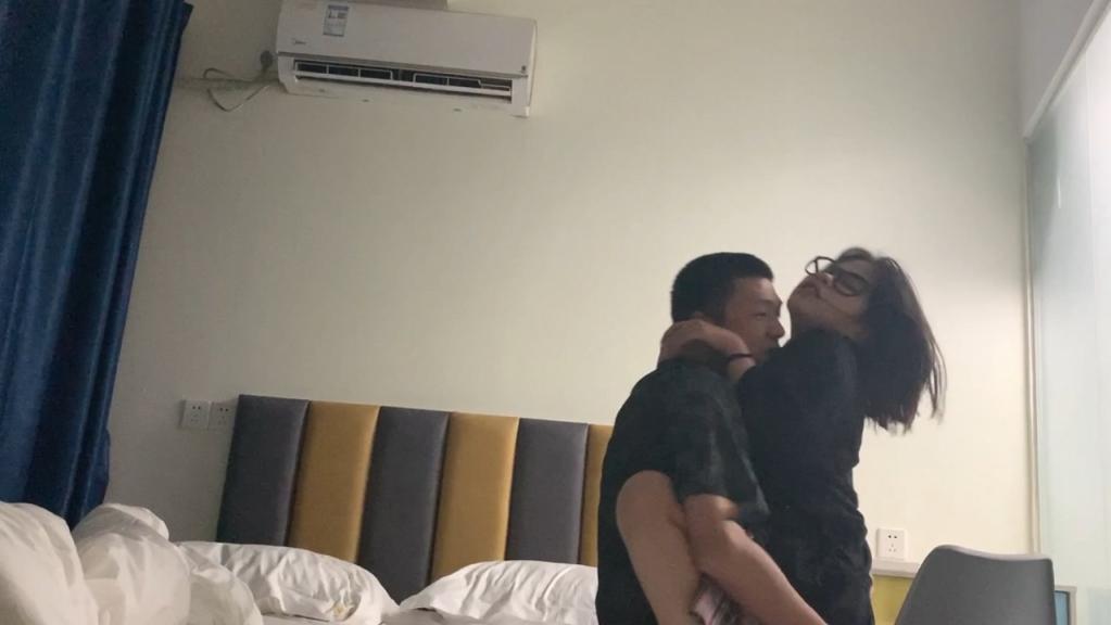 “不要啊求你了”对白刺激 刺青帅小伙露脸霸王硬上弓3位年轻漂亮小姐姐人生赢家啊操遍了所有类型妹子