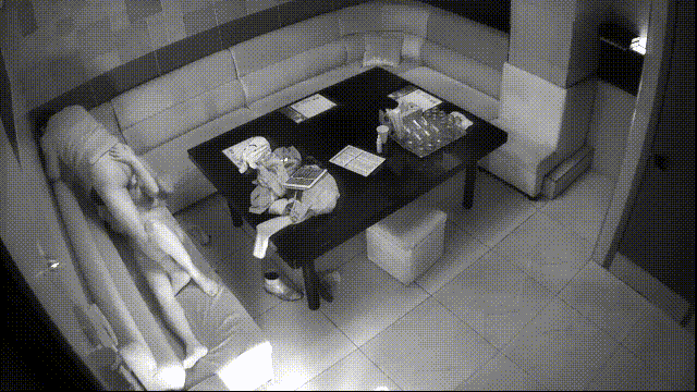 摄像头破解真实偷拍，四眼中年大叔包厢体验特殊服务，巨乳房公主吹拉弹唱一条龙