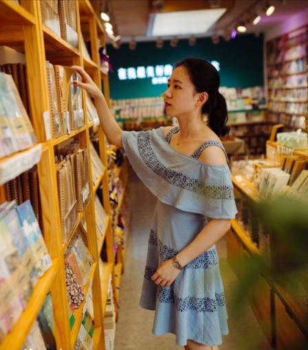青岛少妇❤️谢梦娜❤️一边玩游戏一边做爱，爽得大叫时配合着游戏死亡时的大叫糊弄过去，太刺激了！
