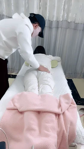 【剧情演绎】给少妇按摩，骚得不得了❤️趁机掏出大鸡巴让她吃，肉棒插逼，狂艹一顿！