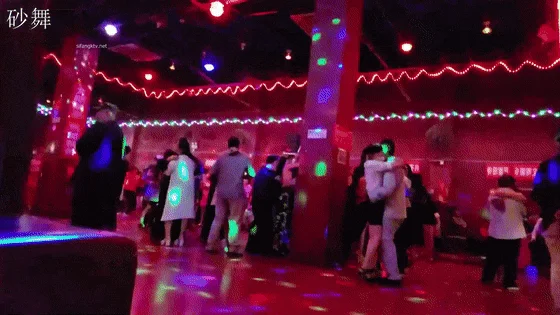 【猎奇资源砂舞厅的激情】昆明舞厅内的淫乱抓奶抠逼爱情就从舞厅开始❤️站炮偷情摸奶炮 性乱爆炸