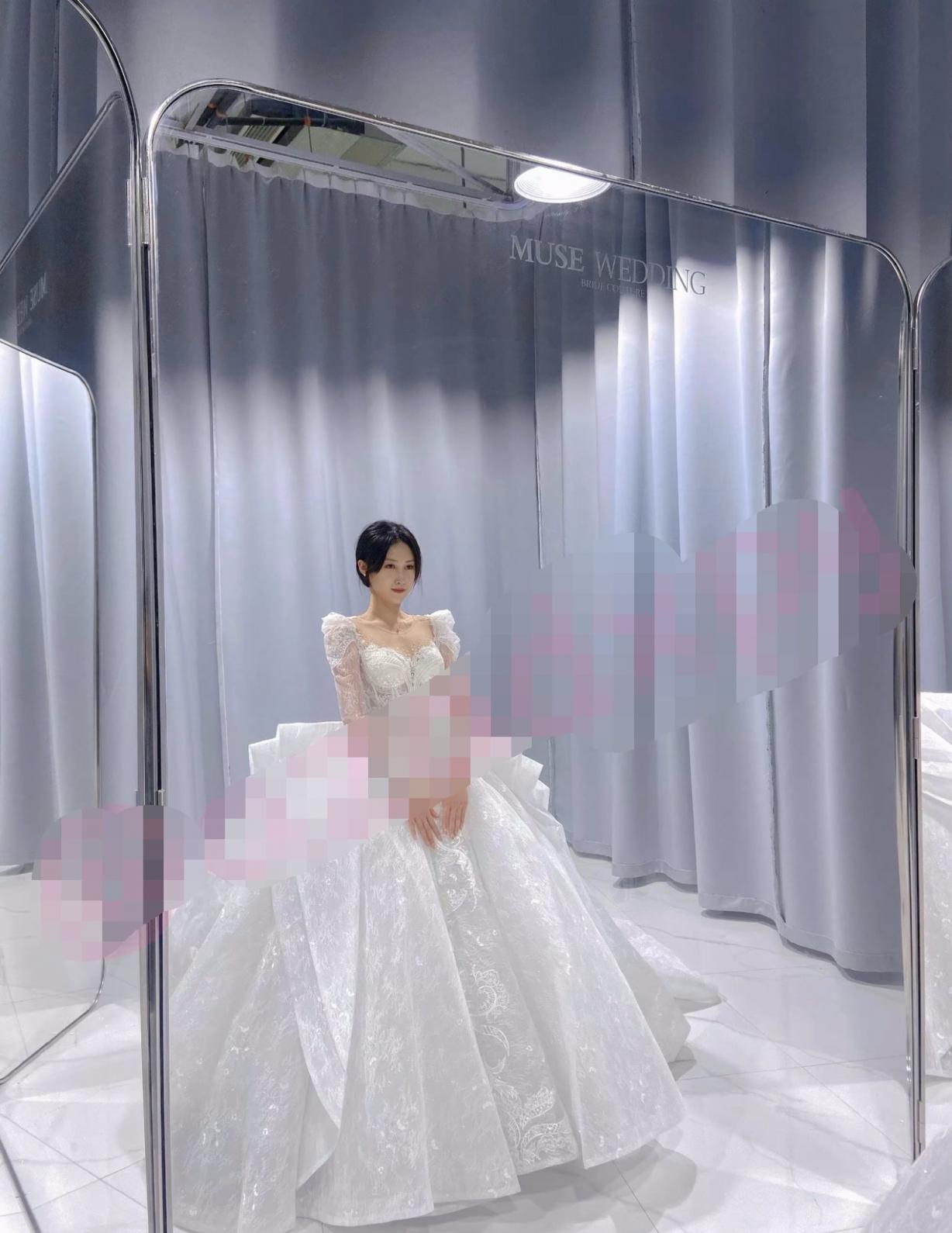 主人的专属萝莉玩物 华丽婚纱淫靡新娘结婚洞房花烛夜前穿婚纱卖力伺候主人,直接内射