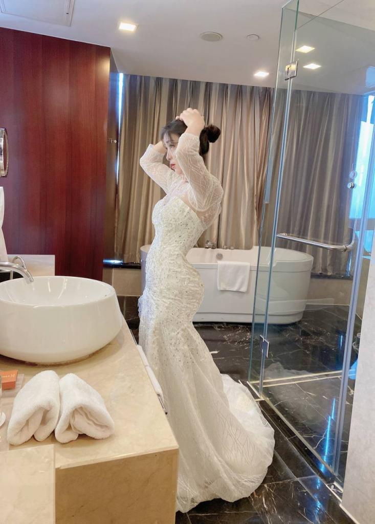 主人的专属萝莉玩物 华丽婚纱淫靡新娘结婚洞房花烛夜前穿婚纱卖力伺候主人,直接内射