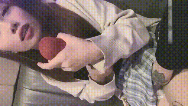 00后小萝莉K歌几瓶啤酒灌下去后卫生间开操！表面乖巧的萌妹子背地里是个小骚货 小巧身材被大肉棒直接捅