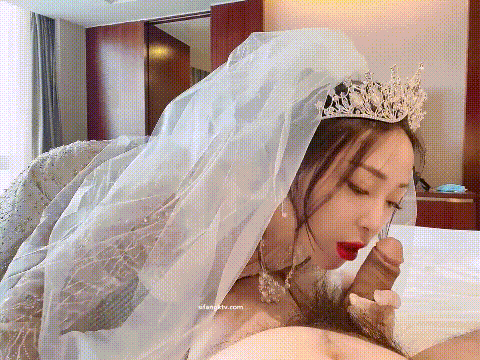 主人的专属萝莉玩物 华丽婚纱淫靡新娘结婚洞房花烛夜前穿婚纱卖力伺候主人,直接内射