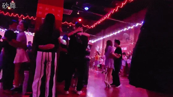 【猎奇资源砂舞厅的激情】昆明舞厅内的淫乱抓奶抠逼爱情就从舞厅开始❤️站炮偷情摸奶炮 性乱爆炸