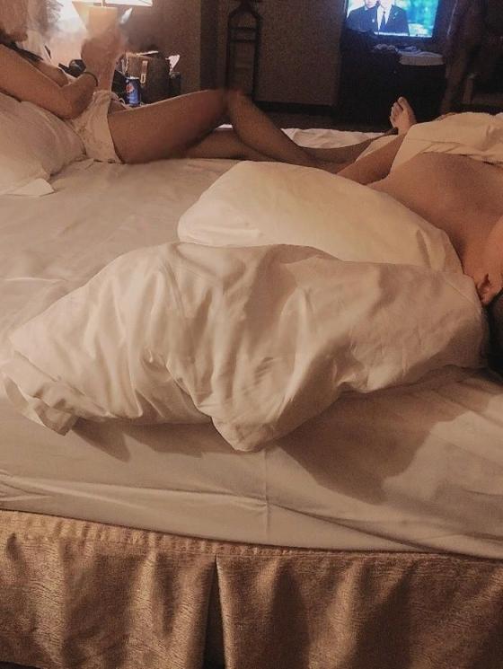 今天想和大家继续分享我性感老婆的魅力，以及她从害羞到如今拥抱淫妻生活的精彩心理历程