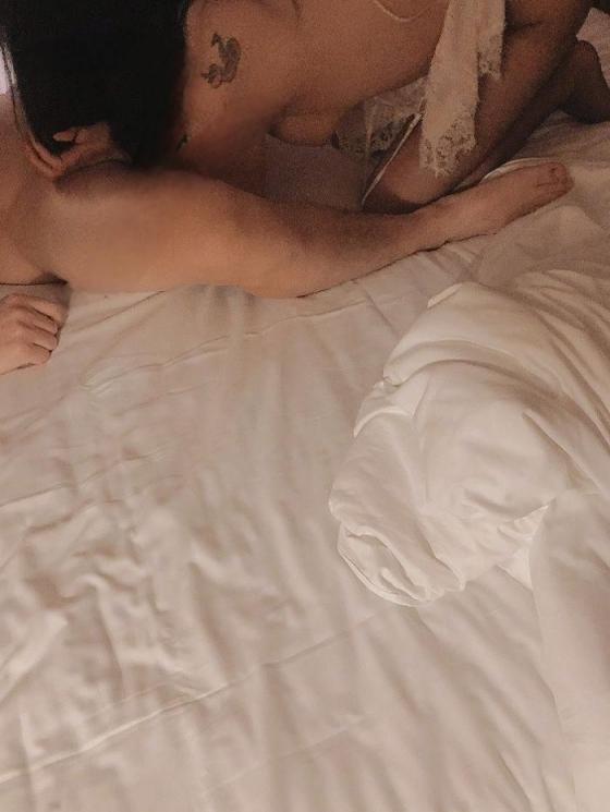 今天想和大家继续分享我性感老婆的魅力，以及她从害羞到如今拥抱淫妻生活的精彩心理历程