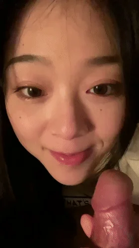 【极品反差婊】颜值超高粉嫩逼逼❤️吃大鸡巴的时候还笑嘻嘻的，实在是太可爱太有感觉了！
